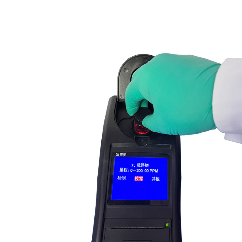 水質(zhì)檢測儀進行校準(zhǔn)